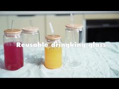 Coupe en verre avec couvercle et paille