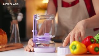 クラウトとオリーブの砂時計ジャグ ストレーナーフリップ付き
