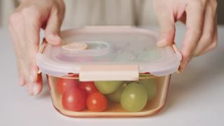 recipientes de vidro colorido com ventilação