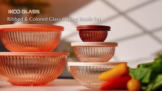 Saladier en verre coloré au design nervuré